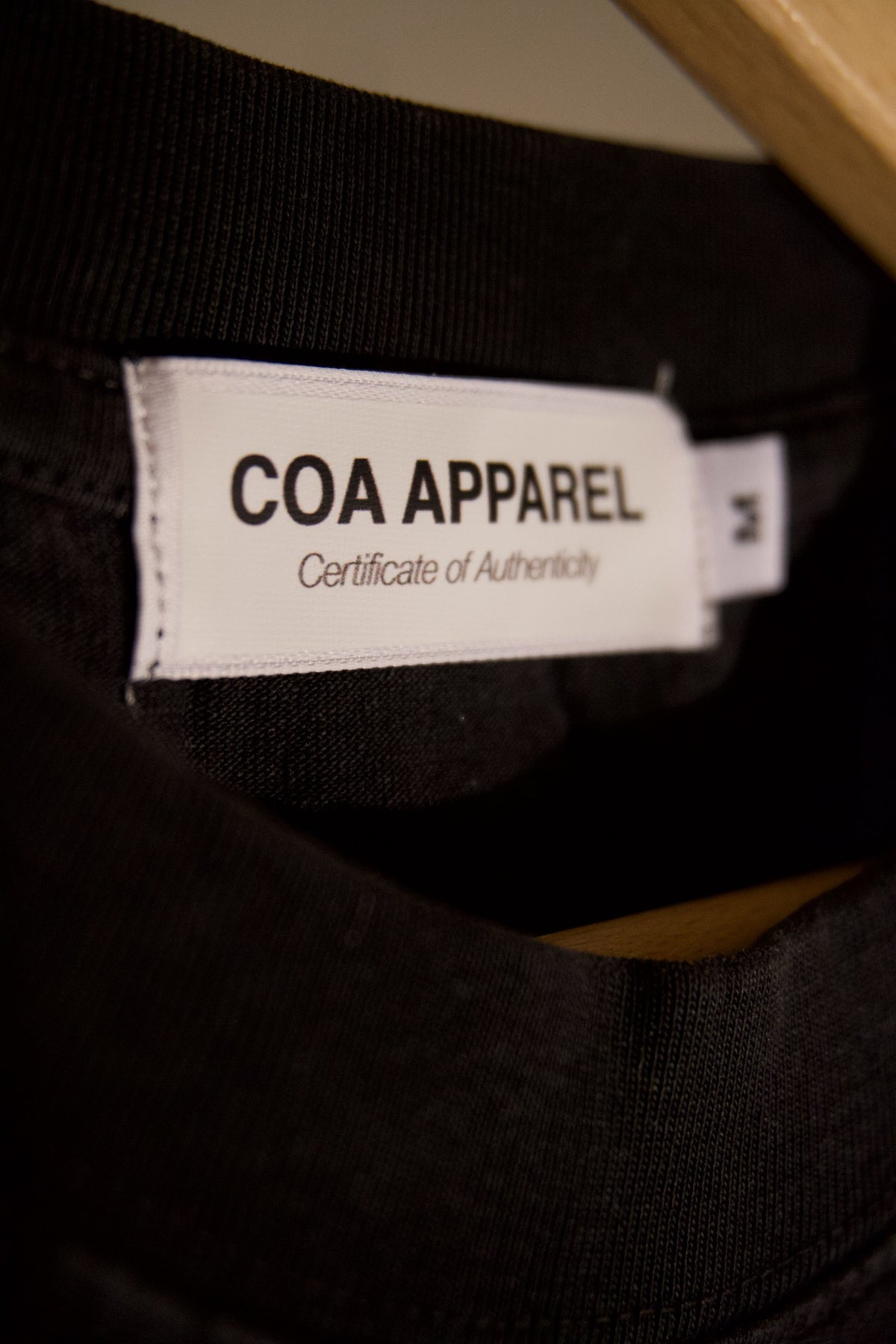 Étiquette de col COA Apparel sur le T-shirt Noir minéral