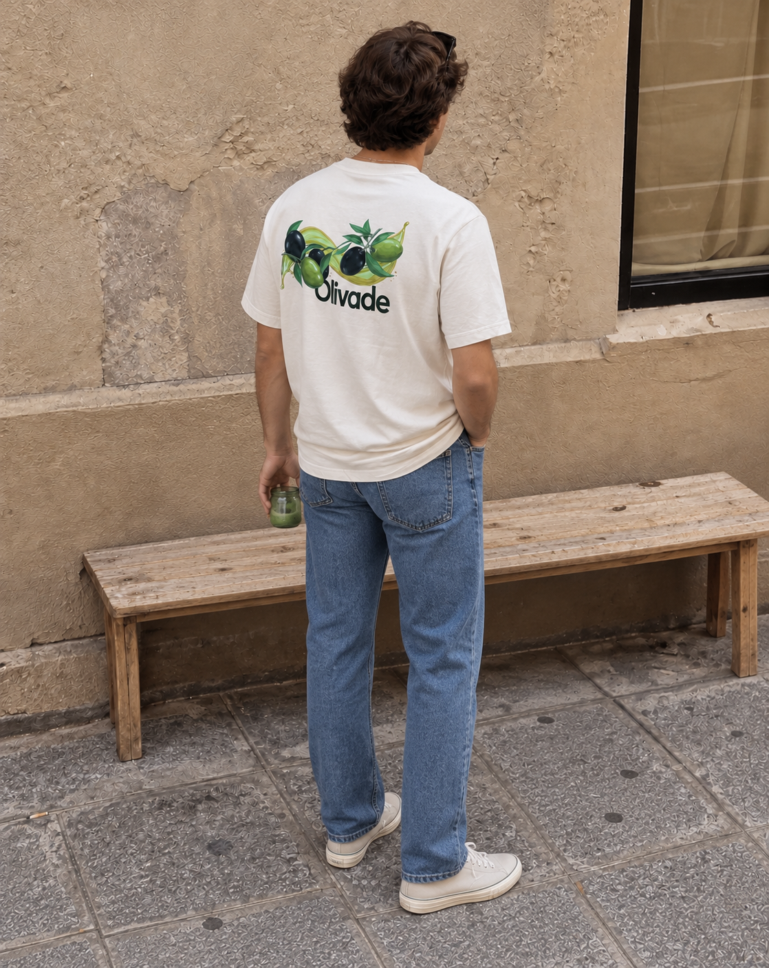 Olivade écru — vue de dos portée avec un jean droit, mise en scène générée par IA.