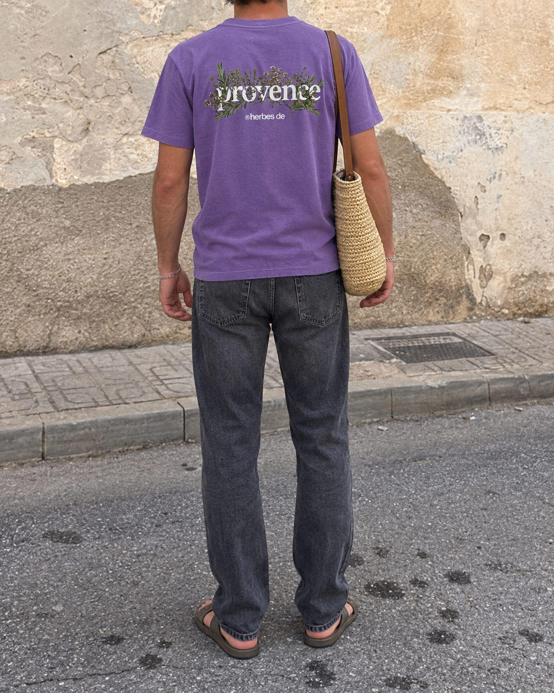 Provence lavande — vue de dos en situation, mise en scène générée par IA.