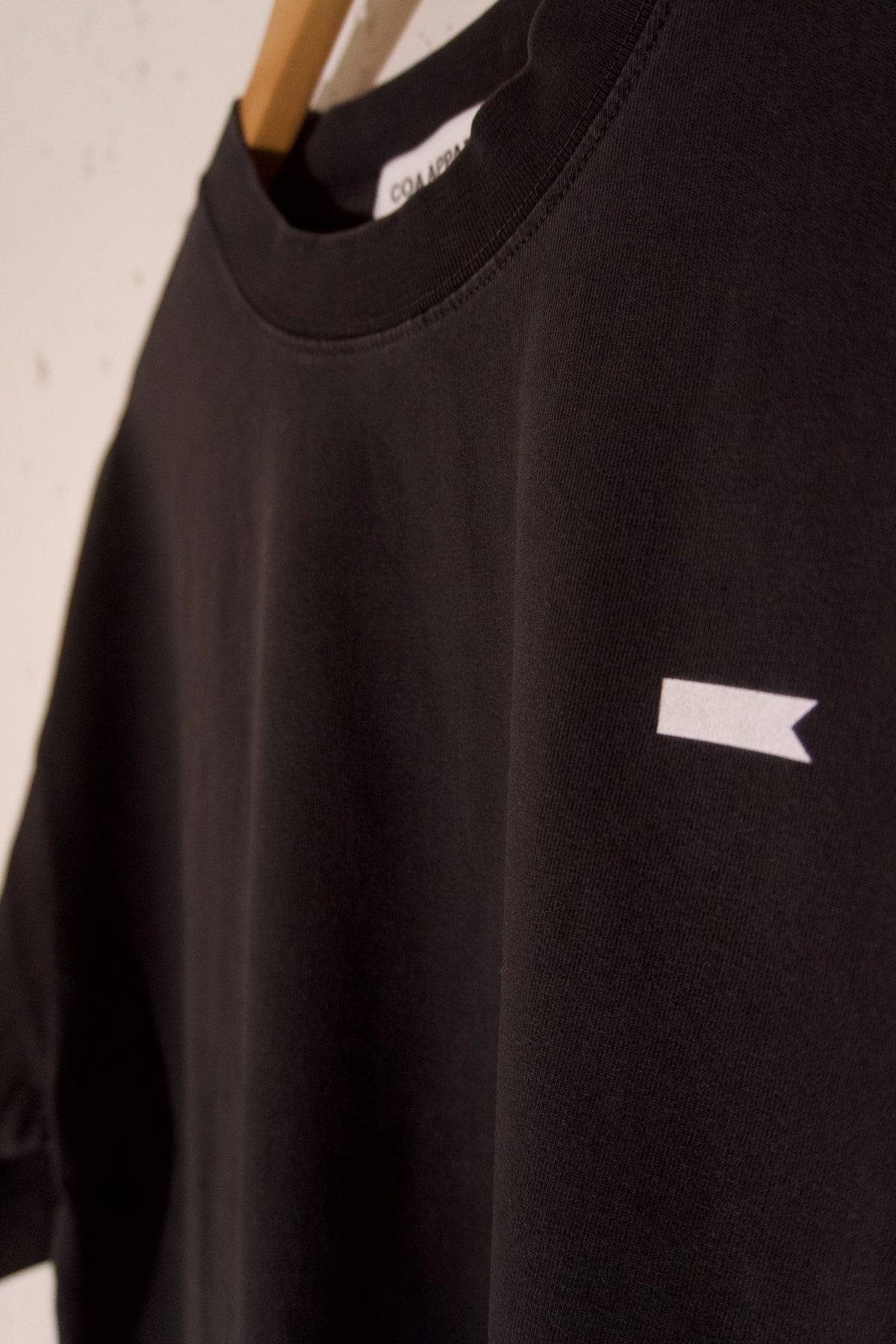 T-shirt COA Noir minéral : détail du logo blanc, du col et du coton