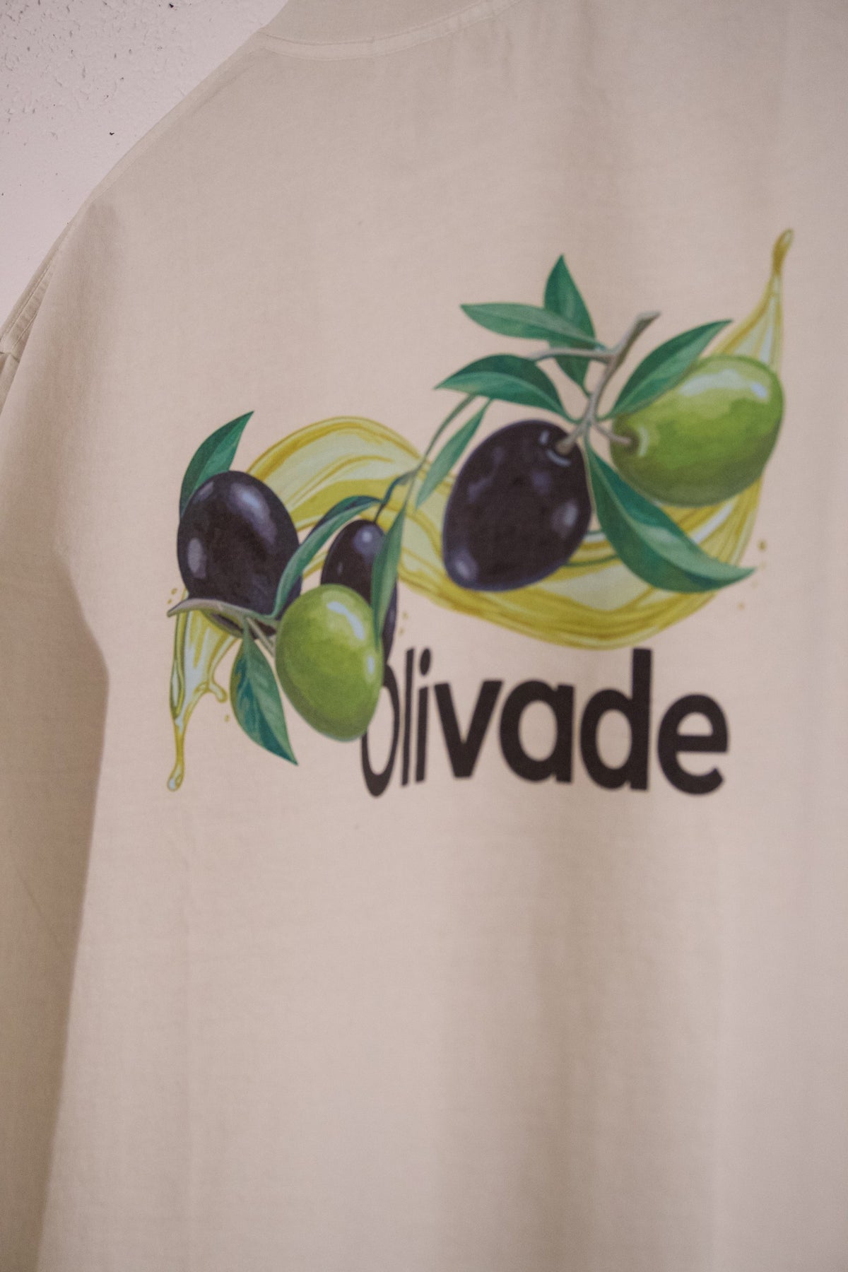 T-shirt Olivade Écru : détail photographié de l’impression et du coton
